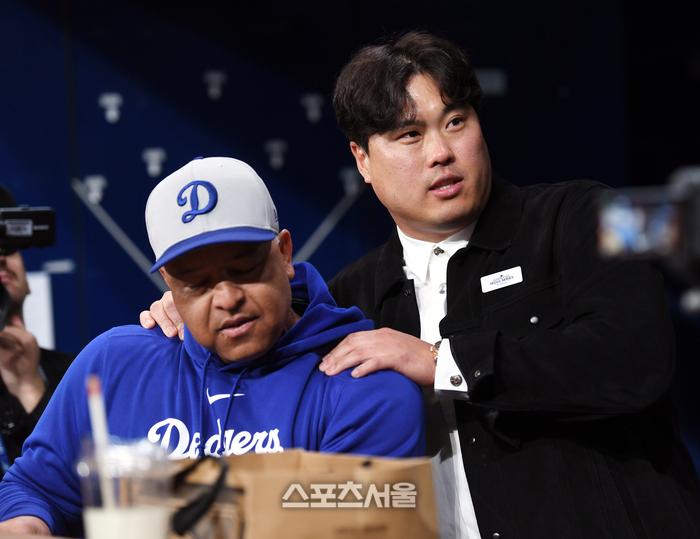 LA 다저스 로버츠 감독(왼쪽)이 20일 고척스카이돔에서 열리는 메이저리그 서울시리즈 샌디에이고전에 앞서 류현진을 만나 인사를 나눴다. 고척 | 최승섭기자 thunder@sportsseoul.com