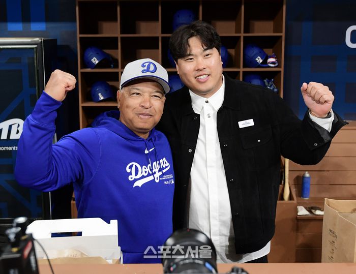 한화 류현진이 20일 고척 스카이돔에서 열리는 MLB 서울시리즈  LA 다저스와 SD 파드리스의 경기에 앞서 LA 로버츠 감독을 만나 인사를 하고 있다. 2024. 3. 20.고척 | 최승섭기자 thunder@sportsseoul.com