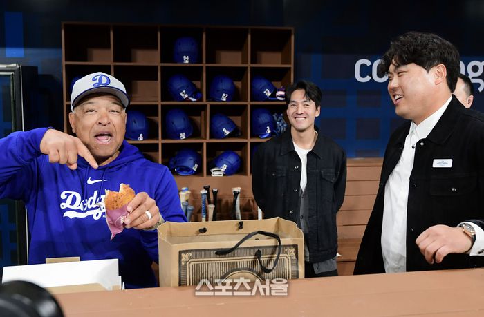 LA다저스 로버츠 감독이 20일 고척 스카이돔에서 열린 MLB 서울시리즈  SD 파드리스와 경기에 앞서 류현진이 선물한 빵을 먹고 있다. 고척 | 최승섭기자 thunder@sportsseoul.com