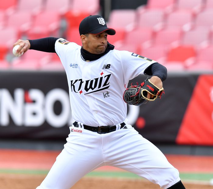 KT 우완투수 쿠에바스가 11일 수원KT위즈파크에서 열린 SSG랜더스와 KT위즈의 시범경기 선발로 나서 역투하고  있다.  수원 | 강영조 기자 kanjo@sportsseoul.com