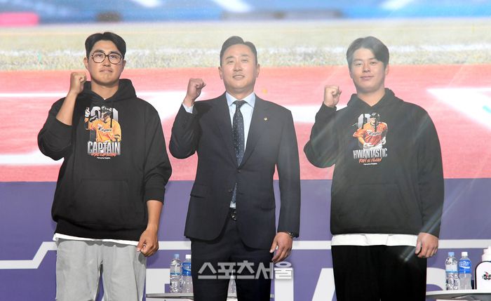 한화 이글스 최원호 감독(가운데)과 채은성(왼쪽), 노시환이 22일 서울 중구 소공동 롯데호텔 크리스탈볼룸에서 진행된 ‘2024 신한 SOL Bank KBO 미디어데이’ 행사에서 취재진을 향해 포즈를 취하고 있다. 사진 | 박진업 기자 upandup@sportsseoul.com