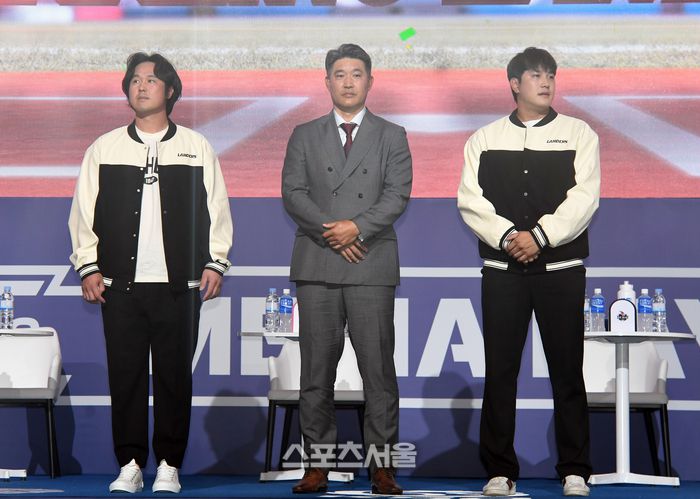 SSG 랜더스 이숭용 감독(가운데)과 최정(왼쪽), 서진용이 22일 서울 중구 소공동 롯데호텔 크리스탈볼룸에서 진행된 ‘2024 신한 SOL Bank KBO 미디어데이’ 행사에서 취재진을 향해 포즈를 취하고 있다. 사진 | 박진업 기자 upandup@sportsseoul.com