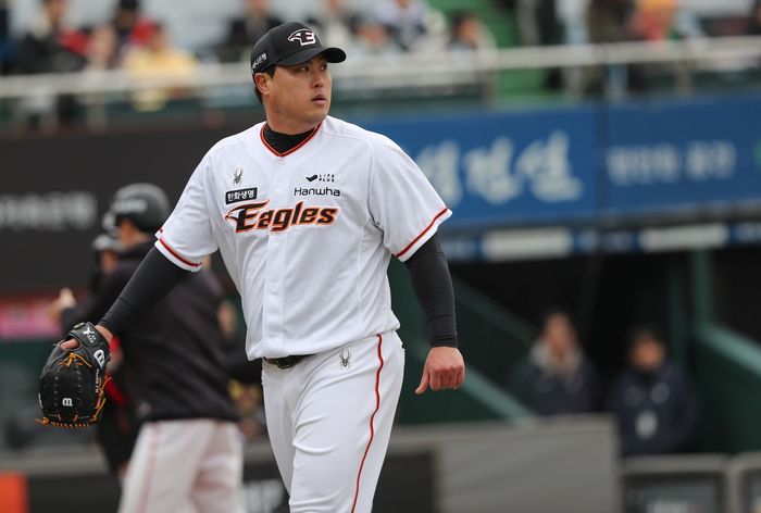 한화 선발 류현진이 12일 대전 한화생명이글스파크에서 열린 2024 KBO리그 시범경기 KIA전에서 이닝을 마친 후 내려오고 있다. 사진 | 한화 이글스