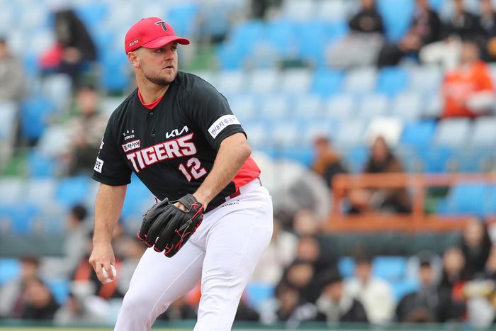 KIA 타이거즈의 새 외국인 투수 윌 크로우가 11일 대전 한화생명이글스파크에서 열린 한화 이글스를 상대로 한 ‘2024 신한은행 SOL BANK KBO리그’ 시범경기에서 역투하고 있다. 사진 | 연합뉴스