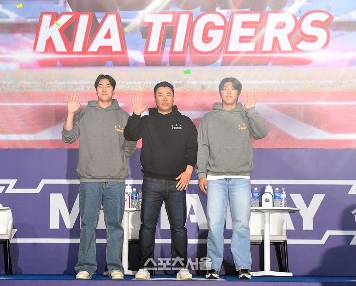 KIA 타이거즈 이범호 감독(가운데)과 정해인(왼쪽), 이의리가 22일 서울 중구 소공동 롯데호텔 크리스탈볼룸에서 진행된 ‘2024 신한 SOL Bank KBO 미디어데이’ 행사에서 취재진을 향해 포즈를 취하고 있다. 사진 | 박진업 기자 upandup@sportsseoul.com