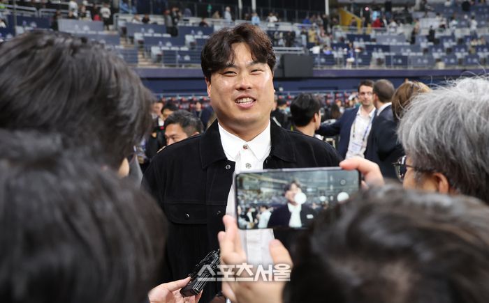 한국에서 사상 최초로 열리는 미국프로야구 메이저리그(MLB) 정규시즌 개막전인 LA다저스와 샌디에이고 파드리스경기가 20일 오후 서울 고척스카이돔에서 열렸다.경기전  류현진이 취재진들의 질문을 받고있다.2024. 3. 20.고척 | 최승섭기자 thunder@sportsseoul.com