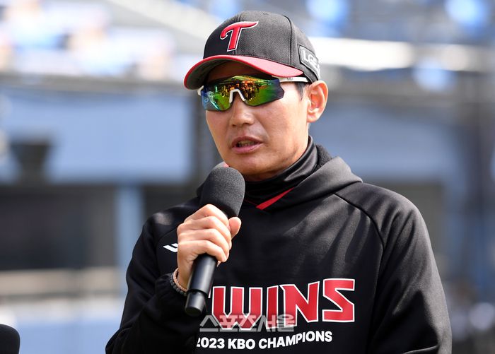 LG 염경엽 감독이 23일 잠실야구장에서 열리는 2024 KBO리그 한화와 경기에 앞서 방송사와 인터뷰를 하고 있다. 2024. 3. 23.잠실 | 최승섭기자 thunder@sportsseoul.com