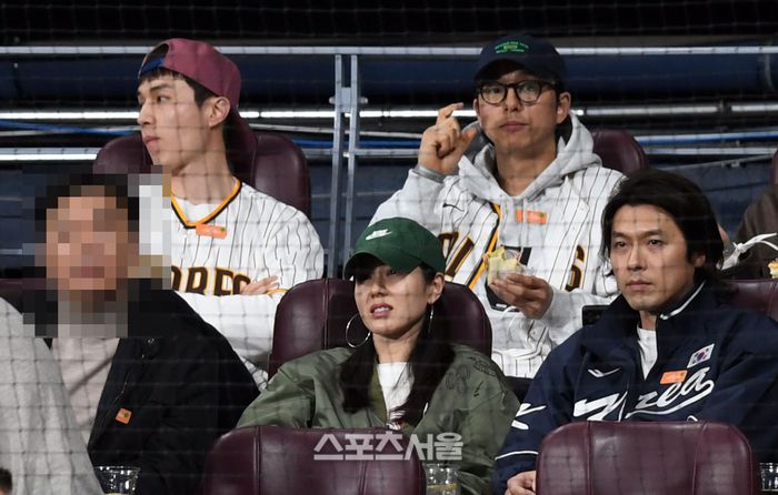 현빈과 손예진이 21일 고척 스카이돔에서 열린 MLB 서울시리즈 샌디에이고 파드리스와 LA 다저스 경기를 지켜보고 있다. 뒤는 이동욱과 공유. 사진 | 최승섭기자 thunder@sportsseoul.com