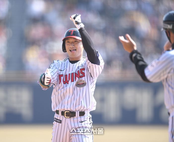 LG 신민재가 23일 잠실야구장에서 열린 2024 KBO리그 한화와 경기 2회말 2사만루 2타점 적시타를 친 후 환호하고 있다. 2024. 3. 23.잠실 | 최승섭기자 thunder@sportsseoul.com