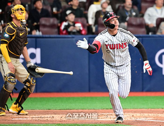 18일 서울 고척스카이돔에서 ‘메이저리그 월드투어 서울 시리즈 2024’ 샌디에이고 파드리스와 LG 트윈스의 연습경기가 진행됐다.2회말 1사에서 LG 오지환이 솔로포를 날리고 있다.2024.03.18.고척 | 강영조기자kanjo@sportsseoul.com