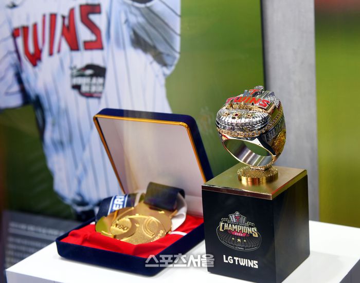 LG 우승 메달과 반지가 23일 잠실야구장에서 열리는 2024 KBO리그 한화와 경기에 앞서 일반인에 공개되고 있다. 2024. 3. 23.잠실 | 최승섭기자 thunder@sportsseoul.com