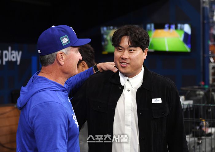 한화 류현진이 20일 고척 스카이돔에서 열리는 MLB 서울시리즈  LA 다저스와 SD 파드리스의 경기에 앞서 LA 코칭스테프와 인사를 하고 있다. 2024. 3. 20.고척 | 최승섭기자 thunder@sportsseoul.com