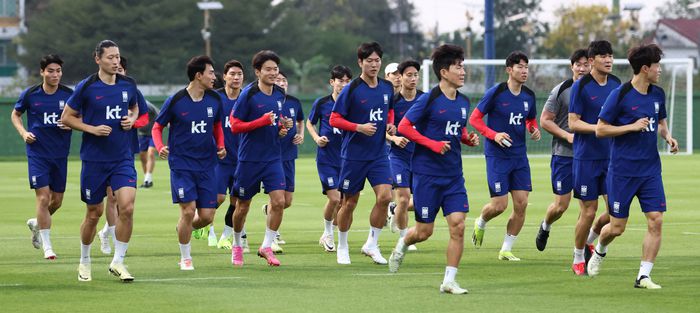 24일 태국 방콕 윈드밀 풋볼클럽에서 태국과 2026 북중미 월드컵 아시아 지역 2차 예선 C조 4차전 경기를 앞둔 한국 축구대표팀이 러닝으로 몸을 풀고 있다. 방콕 | 연합뉴스