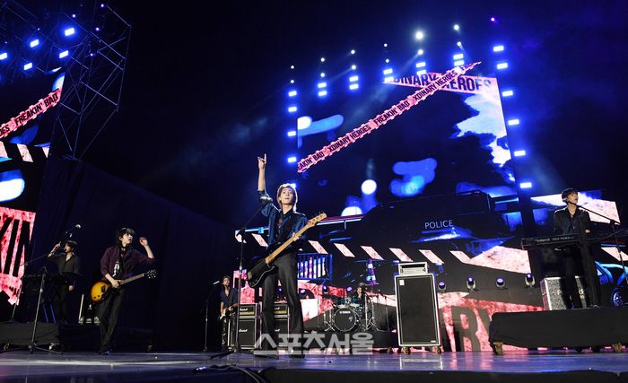 엑스디너리 히어로즈(Xdinary Heroes)가 2일 태국 방콕 라자망갈라 국립경기장에서 열린 ‘제33회 서울가요대상’ 시상식(주최 스포츠서울, 주관 서울가요대상 조직위원회)에서 밴드상을 수상한 열정적인 무대를 선보이고 있다. 2024. 1. 2. 방콕(태국) | 박진업기자 upandup@sportsseul.com