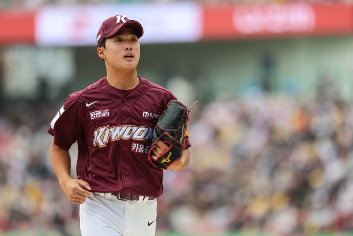 신인 투수 김연주가 23일 데뷔전을 마치고 후련한 표정으로 마운드를 내려가고 있다. 사진 | 키움히어로즈