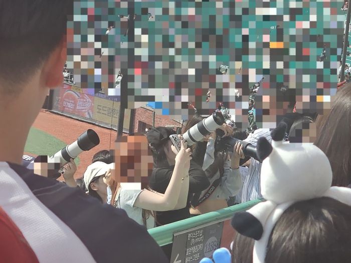 투어스 촬영을 위해 통로를 막고 있던 일부 극성팬. 사진 | 온라인 커뮤니티