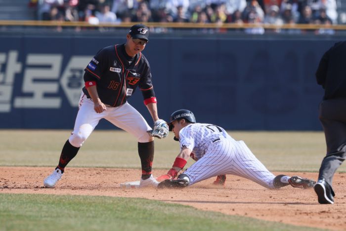 LG 박해민이 23일 잠실 한화전에서 2루 도루에 성공하고 있다. 사진 | LG 트윈스