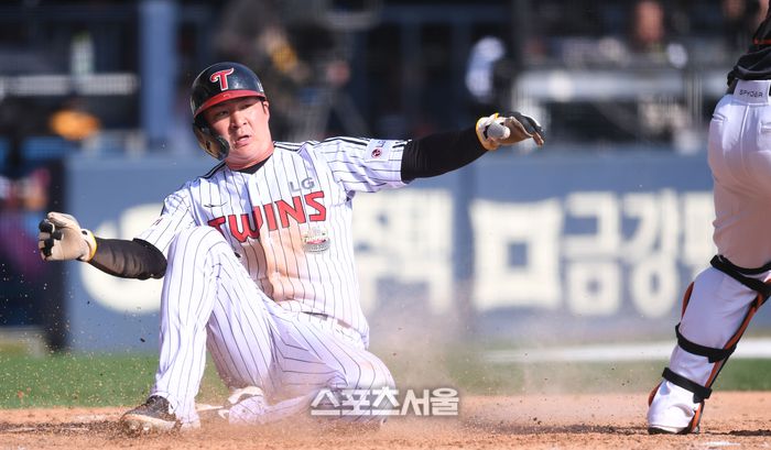 LG 오지환이 23일 잠실야구장에서 열린 2024 KBO리그 한화와 경기 5회말 1사3루 박동원 내야땅볼 때 홈으로 들어오고 있다. 2024. 3. 23.잠실 | 최승섭기자 thunder@sportsseoul.com