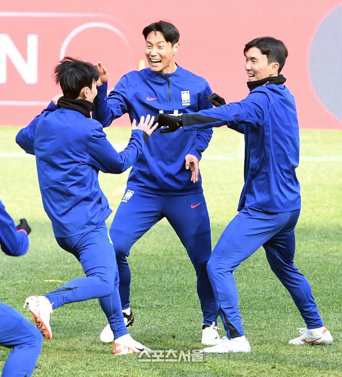 축구국가대표팀의 김문환(왼쪽)과 백승호(가운데), 황인범이 20일 서울월드컵경기장에서 월드컵지역예선 태국과의 경기를 하루 앞두고 훈련을 하던 중 환하게 웃고 있다. 2024. 3. 20. 박진업 기자 upandup@sportsseoul.com