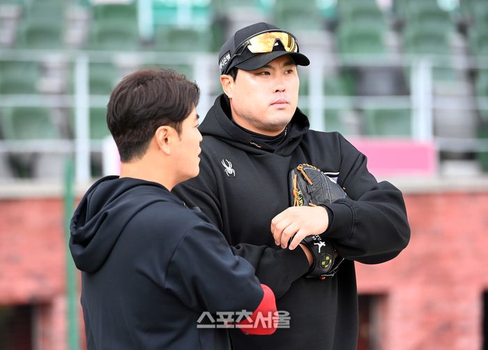 메이저리그에서 친정 한화로 복귀한 류현진이 26일 인천SSG랜더스필드에서 열린 2024 KBO리그 한화이글스와 SSG랜더스의 경기에 앞서 추신수를 만나 이야기를 나누고 있다. 류현진은 지난 23일 LG와의 개막전에서 패배의 쓴맛을 봤고 추신수는 개막전 손가락부장으로 선발에서 제외된 상황이다. 2024.03.26문학 | 강영조기자 kanjo@sportsseoul.com