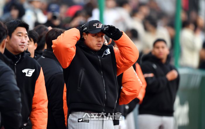 한화 류현진이 26일 인천SSG랜더스필드에서 열린 2024 KBO리그 한화이글스와 SSG랜더스의 경기에서 그라운드에 나와 분위기를 살피고 있다. 2024.03.26문학 | 강영조기자 kanjo@sportsseoul.com