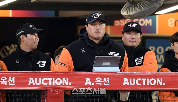 한화 류현진(가운데)이 27일 인천SSG랜더스필드에서 열린 2024 KBO리그 정규시즌 SSG와 경기를 지켜보고 있다. 문학 | 최승섭기자 thunder@sportsseoul.com