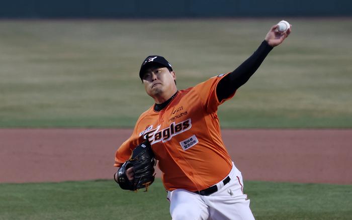 한화 류현진이 29일 대전 한화생명이글스파크에셔 열린 2024 KBO리그 KT전에 선발 등판해 역투하고 있다. 사진 | 대전=연합뉴스