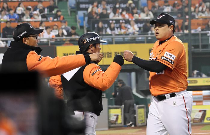 한화 선발 류현진이 29일 대전 한화생명이글스파크에서 열린 2024 KBO리그 정규시즌 KT전에 등판해 2회초 수비를 마친 후 더그아웃으로 돌아와 동료들과 하이파이브를 하고 있다. 사진 | 대전=연합뉴스