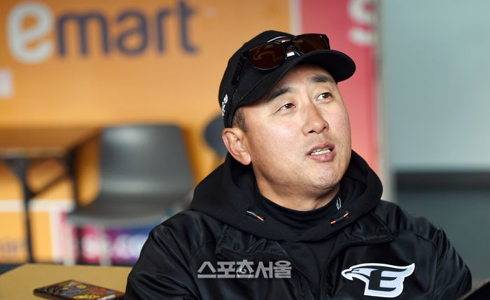 한화 최원호 감독이 26일 인천SSG랜더스필드에서 열린 2024 KBO리그 정규시즌 SSG전에 앞서 취재진과 이야기를 나누고 있다. 문학 | 강영조기자 kanjo@sportsseoul.com