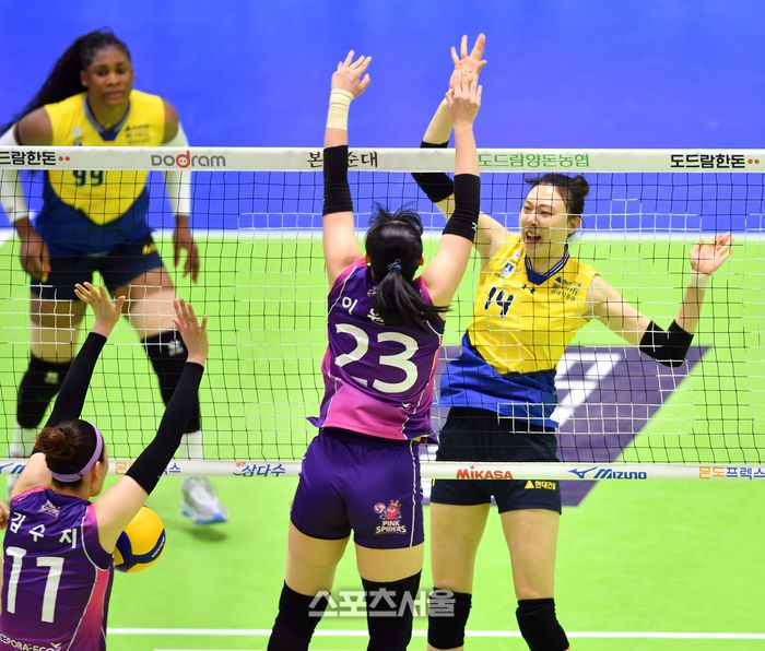 현대 양효진이 28일 수원실내체육관에서 열린 2023-2024 V리그 여자부 현대건설과 흥국생명 챔프결정전 1차전에서 흥국 이원정 블로킹을 피해 공격을 성공하고 있다. 2024.03.28수원 | 강영조기자 kanjo@sportsseoul.com