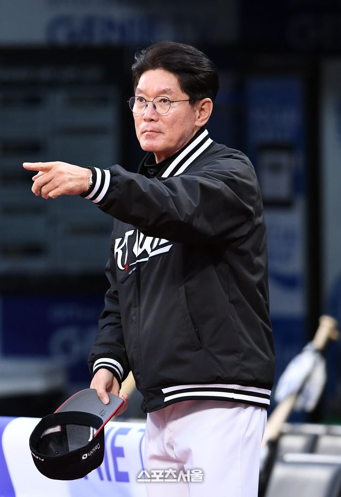 KT 이강철 감독이 27일 수원케이티위즈파크에서 열린 2024 KBO리그 정규시즌 두산전에 앞서 두산 이승엽 감독과 인사를 나누고 있다. 수원 | 박진업 기자 upandup@sportsseoul.com