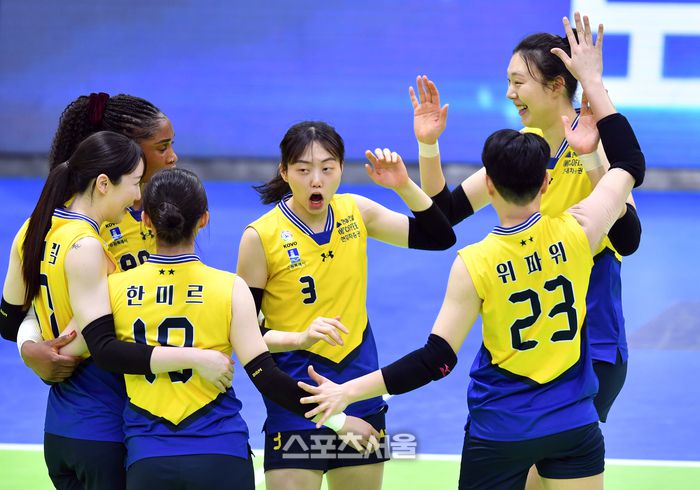 현대 양효진 등 선수들이 28일 수원실내체육관에서 열린 2023-2024 V리그 여자부 현대건설과 흥국생명 챔프결정전 1차전 4세트를 따내며 승부를 2-2 원점으로 돌린 후 안도하고 있다. 2024.03.28수원 | 강영조기자 kanjo@sportsseoul.com