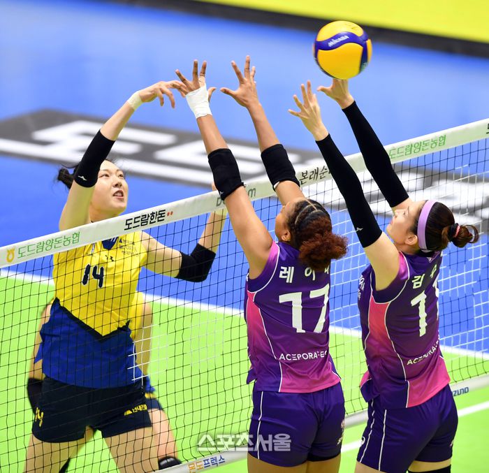 현대 양효진이 28일 수원실내체육관에서 열린 2023-2024 V리그 여자부 현대건설과 흥국생명 챔프결정전 1차전에서 흥국 이중블로킹에 연타를 시도하고 있다. 2024.03.28수원 | 강영조기자 kanjo@sportsseoul.com