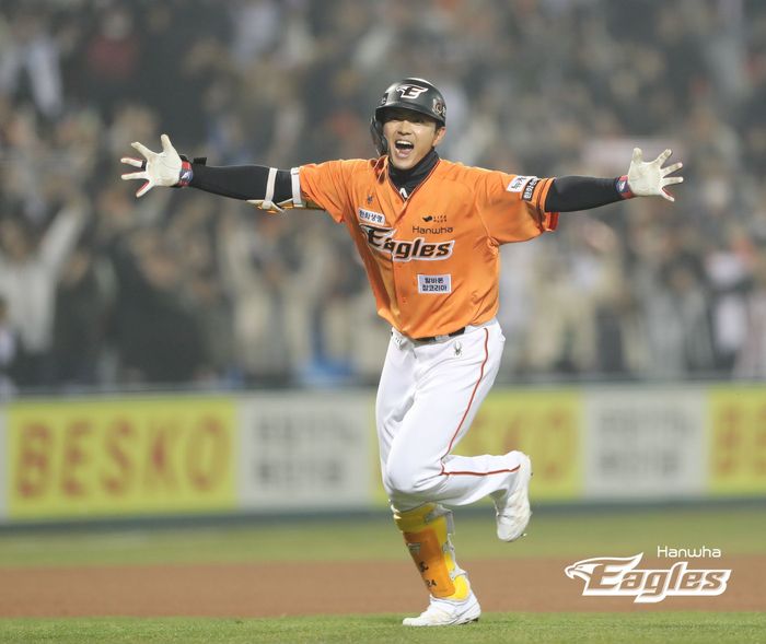 한화 임종찬이 29일 대전 한화생명이글스파크에서 열린 2024 KBO리그 KT전에서 9회말 끝내기 2루타를 때린 후 환호하고 있다. 사진 | 한화 이글스