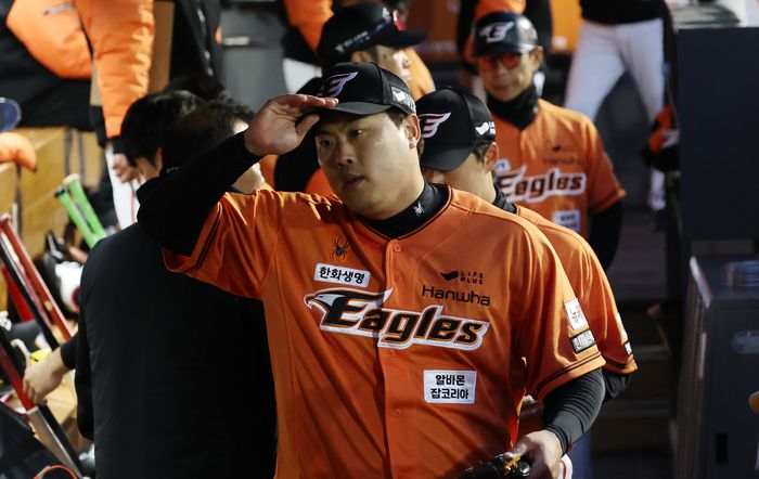 한화 선발 류현진이 29일 대전 한화생명이글스파크에서 열린 2024 KBO리그 정규시즌 KT전에 등판해 2회초 수비를 마친 후 더그아웃으로 돌아와 모자를 벗고 있다. 사진 | 대전=연합뉴스