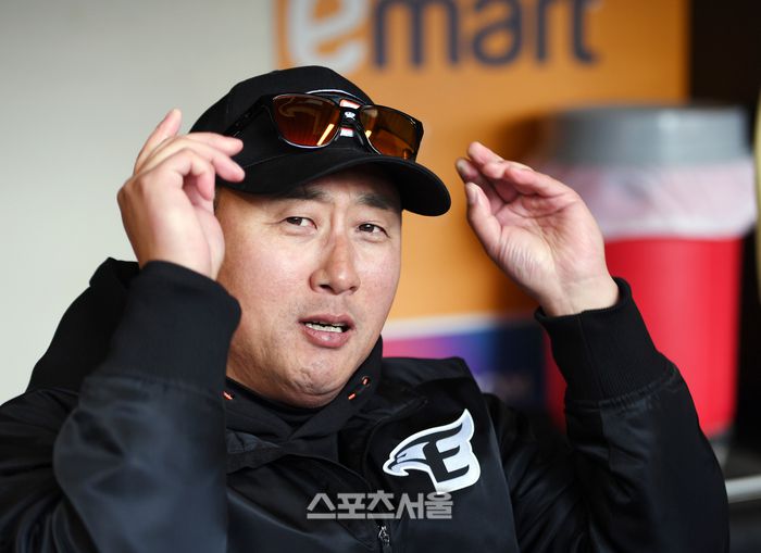 한화 최원호 감독이 26일 인천SSG랜더스필드에서 열린 2024 KBO리그 SSG전에 앞서 취재진과 이야기를 나누고 있다. 문학 | 강영조기자 kanjo@sportsseoul.com