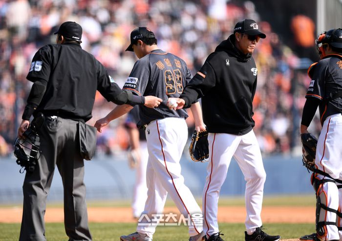 한화 류현진(가운데)이 23일 잠실구장에서 열린 2024 KBO리그 정규시즌 개막전 LG와 경기에서 4회초 교체되면서 마운드에서 내려오고 있다. 잠실 | 최승섭기자 thunder@sportsseoul.com