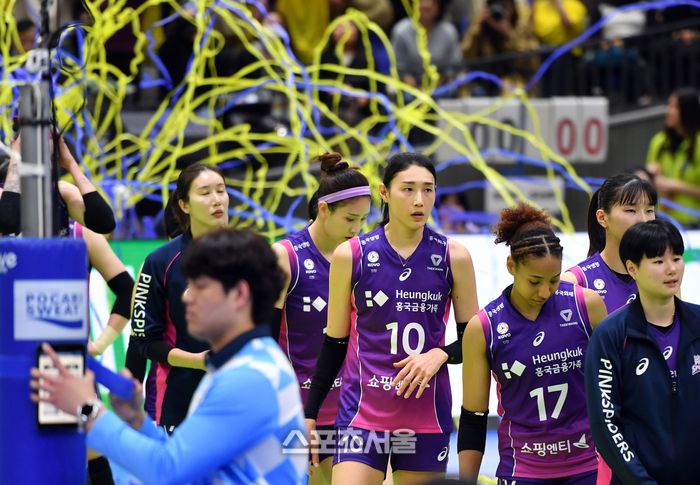 흥국 김연경이 28일 수원실내체육관에서 열린 2023-2024 V리그 여자부 현대건설과 흥국생명 챔프결정전 1차전 2-0에서 3-2로 역전패한 후 아쉬운 발걸음을 옮기고 있다. 2024.03.28.수원 | 강영조기자 kanjo@sportsseoul.com