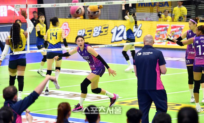 김연경이 28일 수원실내체육관에서 열린 2023-2024 V리그 여자부 현대건설과 흥국생명 챔프결정전 1차전 5세트 막판 공격이 아웃으로 선언되자 어필하고 있다. 2024.03.28.수원 | 강영조기자 kanjo@sportsseoul.com