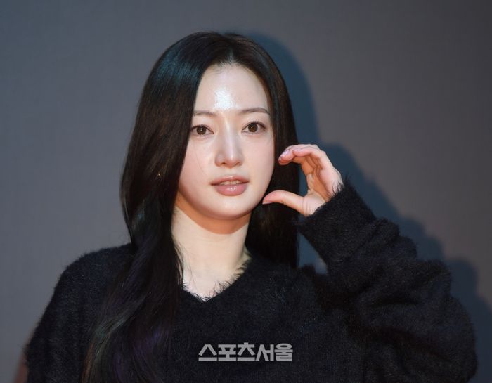 송하윤이 28일 서울 CGV청담씨네시티에서 열린 영화 ‘패스트 라이브즈’ 스크리닝 나잇 포토월 행사에 참석해 포즈를 취하고 있다. 최승섭기자 thunder@sportsseoul.com