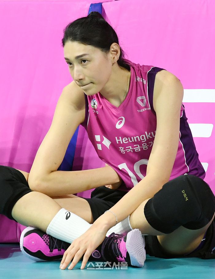 흥국생명 김연경이 1일 인천 삼산월드체육관에서 열린 2023-2024 V리그 여자부 현대건설과 챔피언결정전 3차전에서 패하며 우승 도전에 실패한 뒤 코트에 앉아 아쉬워하고 있다. 2024. 4. 1. 삼산 | 박진업 기자 upandup@sportsseoul.com