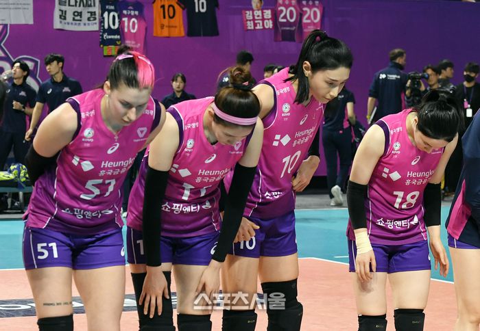 흥국생명 김연경(오른쪽 둘째)이 1일 인천 삼산월드체육관에서 열린 2023-2024 V리그 여자부 현대건설과 챔피언결정전 3차전에서 패하며 우승 도전에 실패한 뒤 동료들과 함께 팬들에게 인사를 하고 있다. 왼쪽부터 윌로우, 김수지, 김연경, 김다솔. 2024. 4. 1. 삼산 | 박진업 기자 upandup@sportsseoul.com