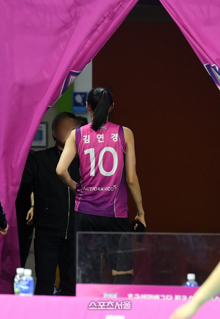 흥국생명 김연경이 1일 인천 삼산월드체육관에서 열린 2023-2024 V리그 여자부 현대건설과 챔피언결정전 3차전에서 패하며 우승 도전에 실패한 뒤 코트를 빠져나가고 있다. 2024. 4. 1. 삼산 | 박진업 기자 upandup@sportsseoul.com