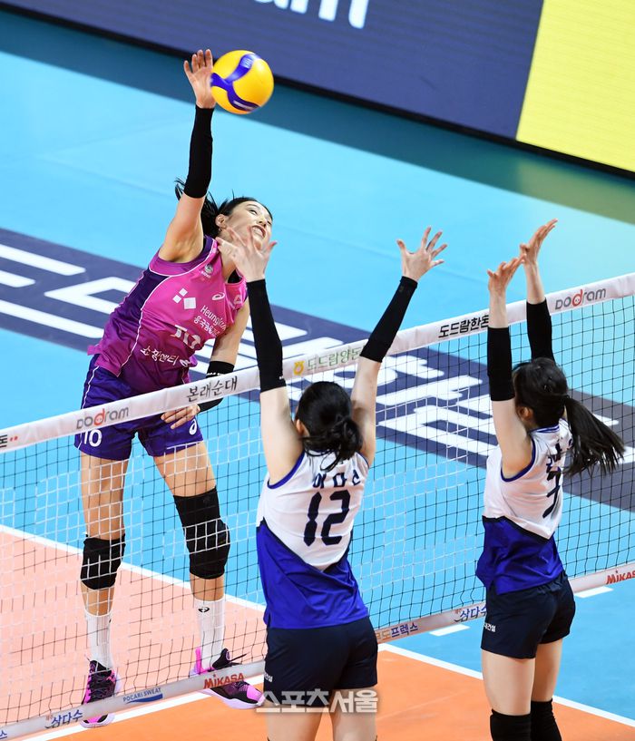 흥국생명 김연경(왼쪽)이 1일 인천 삼산월드체육관에서 열린 2023-2024 V리그 여자부 현대건설과 챔피언결정전 3차전에서 스파이크 공격을 하고 있다. 2024. 4. 1. 삼산 | 박진업 기자 upandup@sportsseoul.com