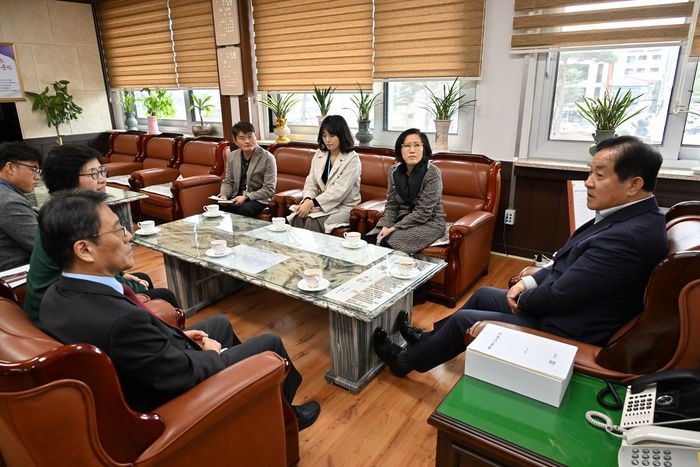 심재국 평창군수가 신현상 강원문화재단 대표이사와 고동연 강원국제트리엔날레 2024 예술감독과 업무협의를 하고 있다.   사진|평창군청