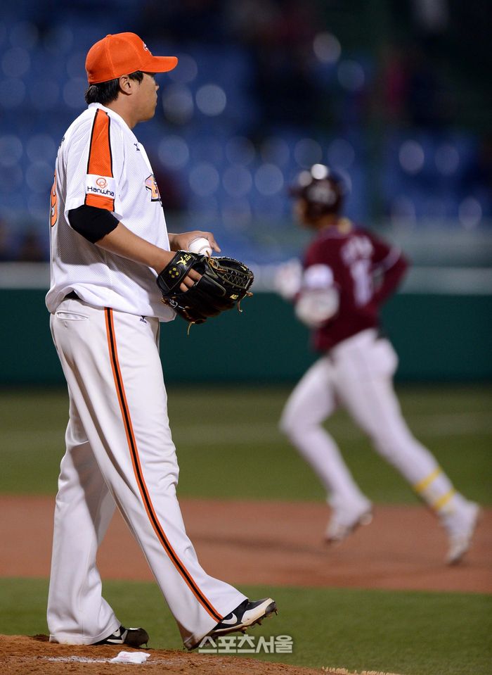 한화 류현진이 2012년 10월4일 대전구장에서 열린 2012 KBO리그 넥센전에서 7회초 강정호에게 동점 솔로포를 맞은 후 아쉬워하고 있다. 스포츠서울 DB