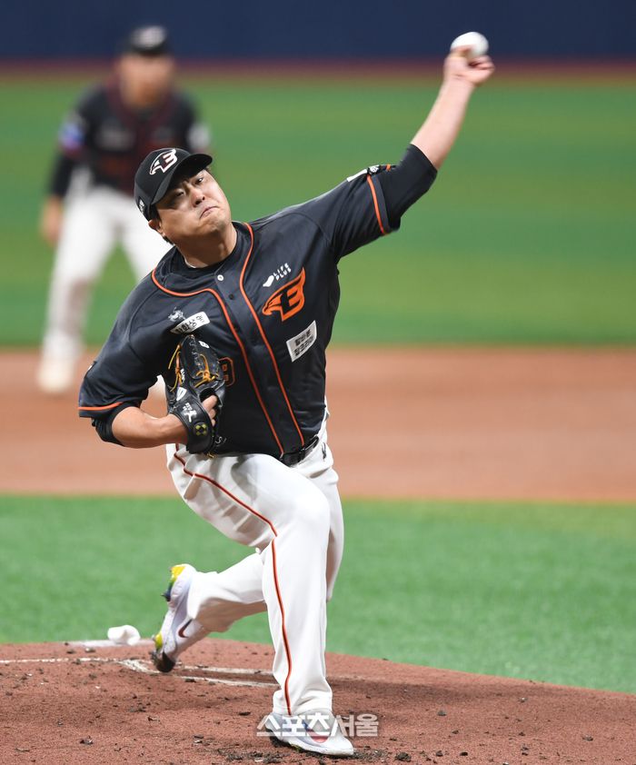 한화 선발투수 류현진이 5일 고척스카이돔에서 열린 2024 KBO리그 키움과 경기에서 역투하고 있다. 고척 | 최승섭기자 thunder@sportsseoul.com