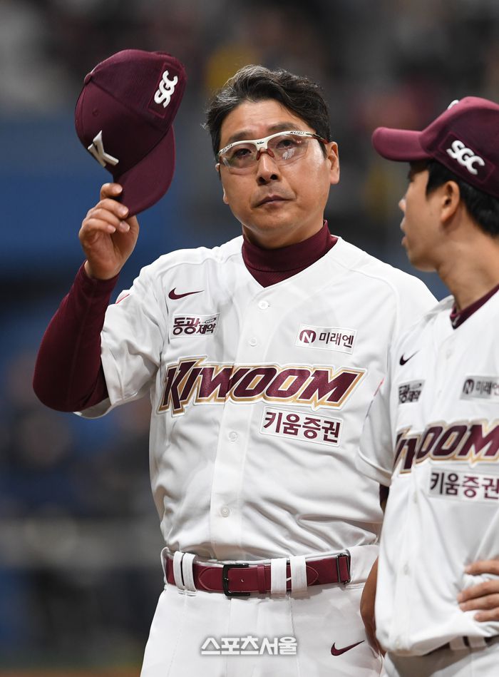 키움 홍원기 감독이 3월31일 고척스카이돔에서 열린 2024 KBO리그 LG전 승리 후 관중들에게 인사하고 있다. 고척 | 박진업 기자 upandup@sportsseoul.com