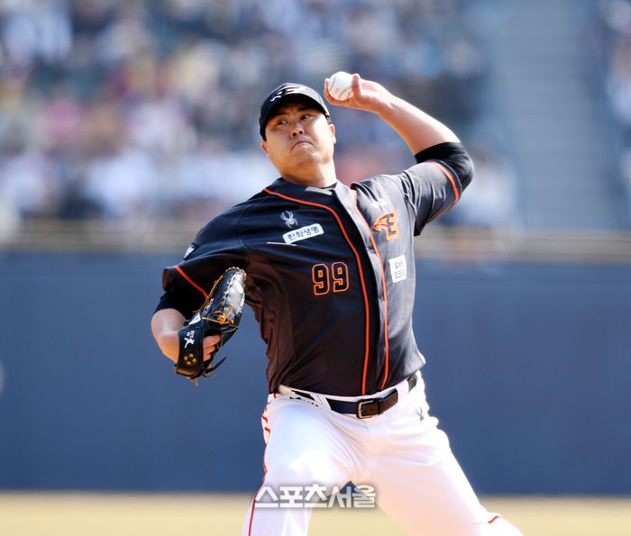 한화 류현진이 3월23일 잠실구장에서 열린 2024 KBO리그 LG와 개막전에 선발 등판해 역투하고 있다. 잠실 | 최승섭기자 thunder@sportsseoul.com