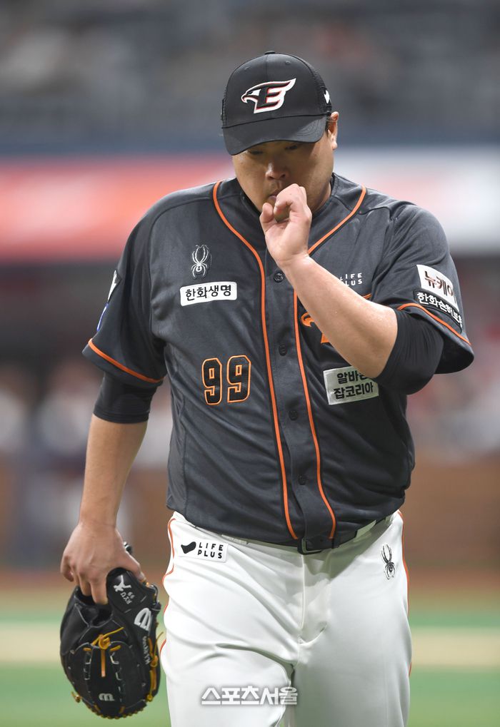 한화 선발투수 류현진이 5일 고척스카이돔에서 열린 2024 KBO리그 키움과 경기에서 5회 교체되고 있다. 고척 | 최승섭기자 thunder@sportsseoul.com
